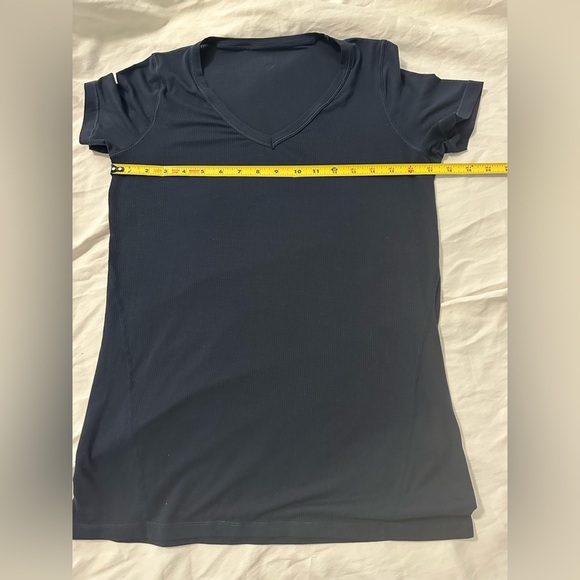 Lululemon: Women’s Short Sleeve Shirt - Picture 6 of 7